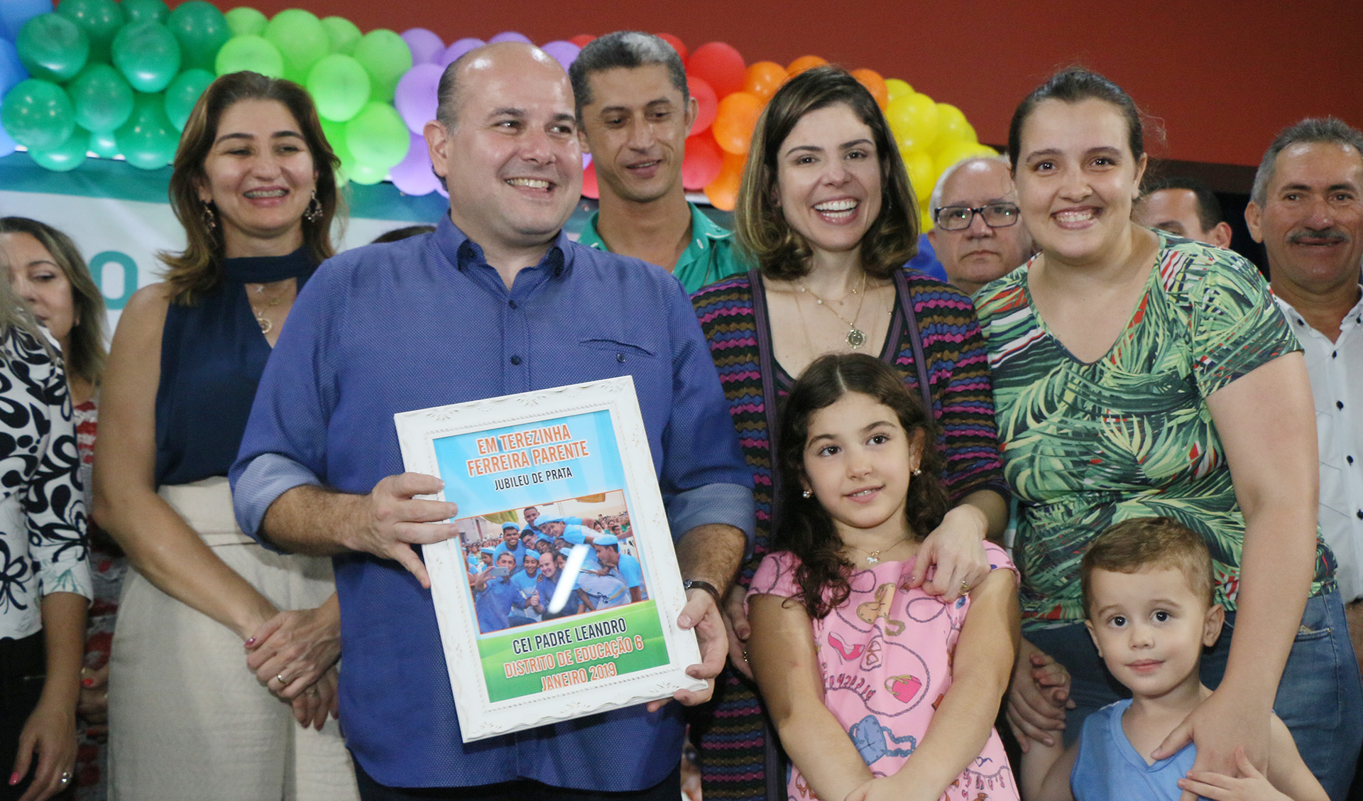 várias pessoas em pé, posando para a foto